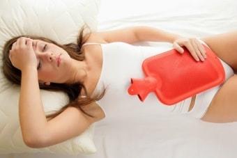 Болевые ощущения внизу живота при менструации у женщины