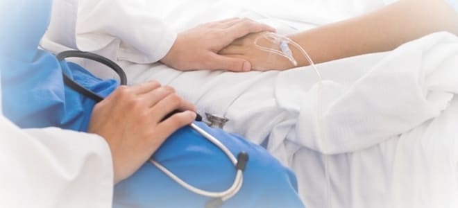 Женщину госпитализировали в больницу с болью в животе