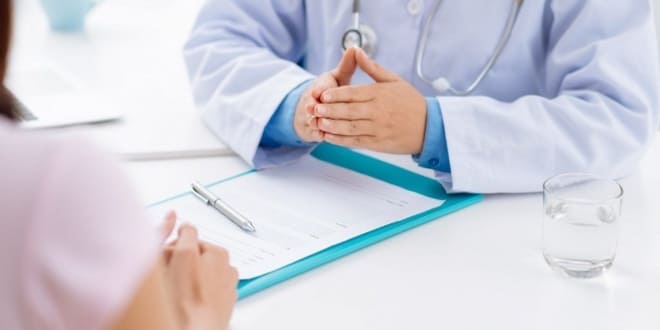 Врач консультирует пациентку перед лечением поликистоза гормонами