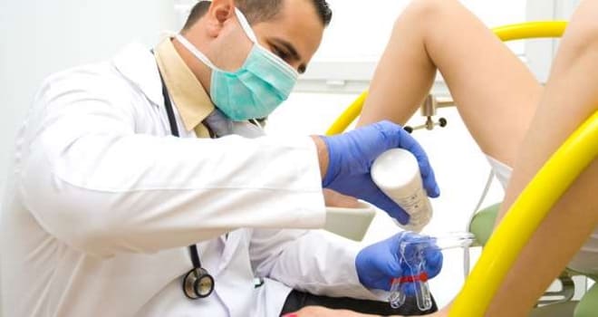 Врач-гинеколог проводит исследование