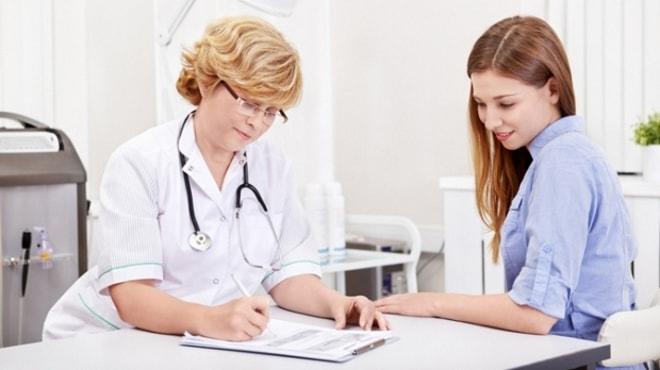 Доктор выписывает обходной лист на сдачу анализов