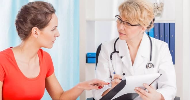 Пациентка жалуется врачу на симптомы патологии