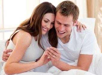 Женщина с положительным результатом беременности