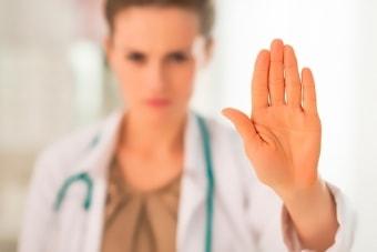 Врач запрещает заниматься спортом женщине с кистой яичника