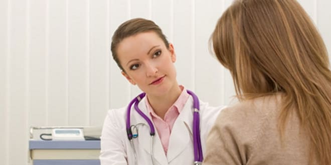 Женщина с проблемами здоровья у врача