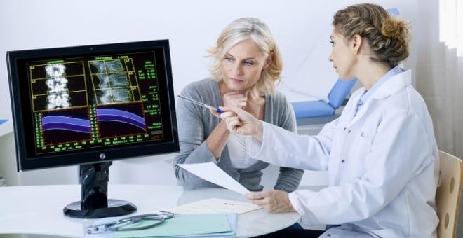 Женщина в возрасте с текомой на приёме у врача