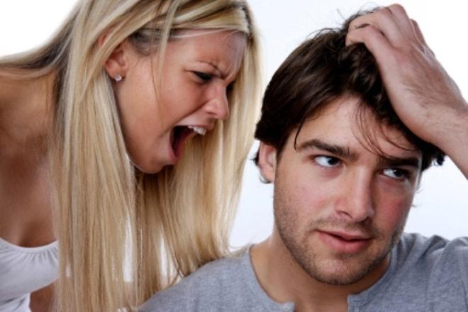 Нервная женщина кричит на мужчину