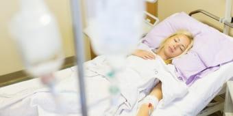 Пациентка в тяжёлом состоянии под капельницей