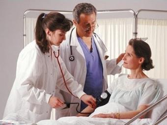 врачи заботятся о пациентке